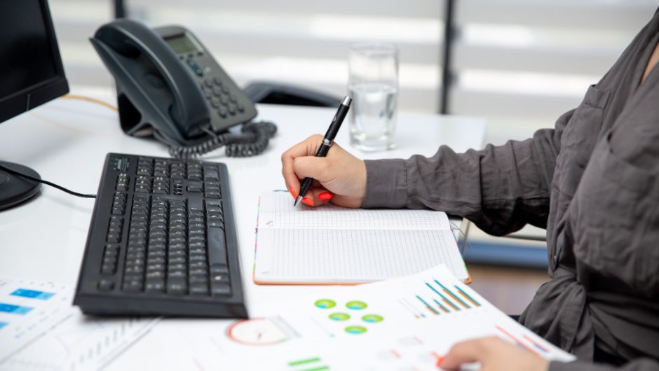 Externalizarea serviciilor de salarizare: avantaje pentru companiile aflate în dezvoltare